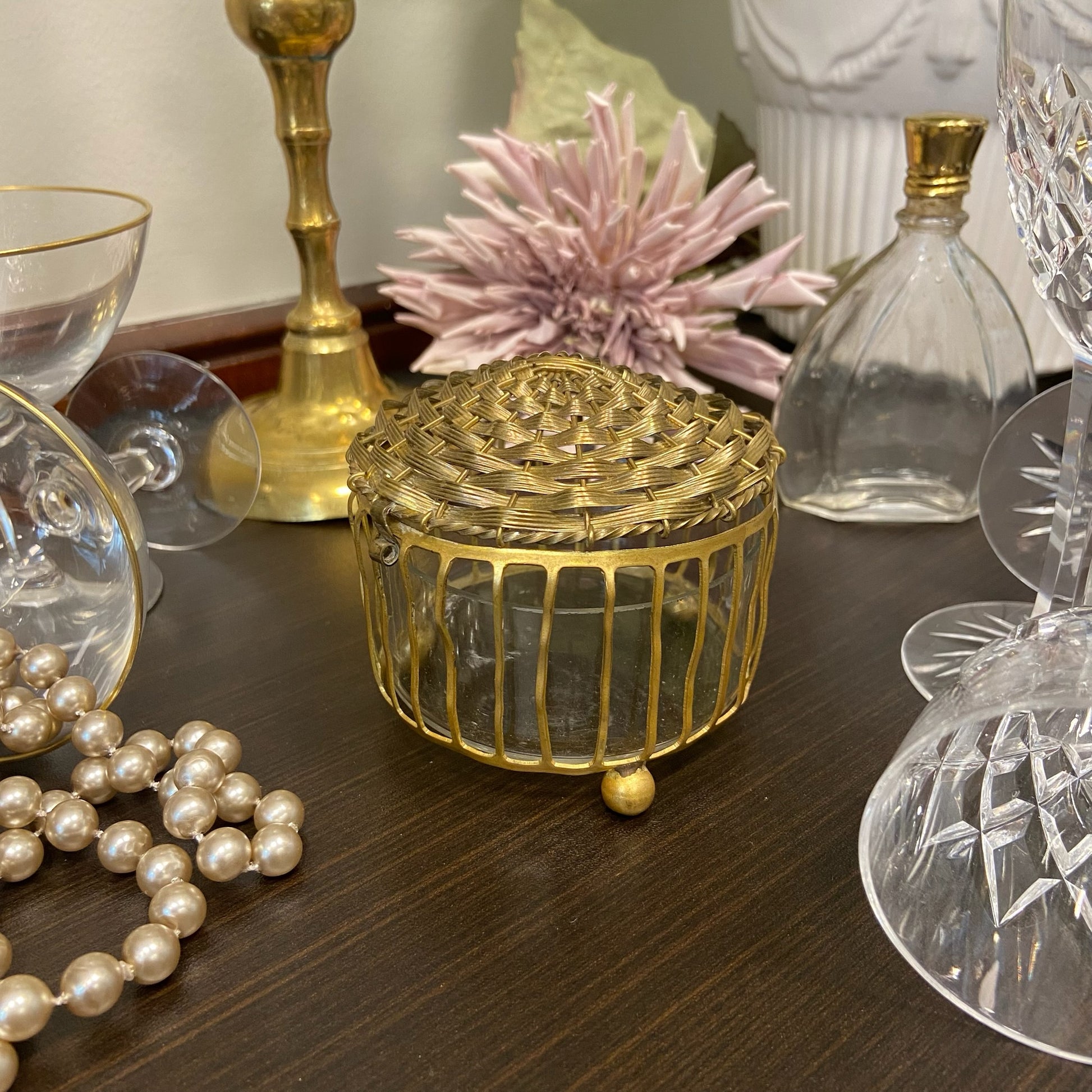 Lockask med fot i mässingsfärgat metallhölje. 