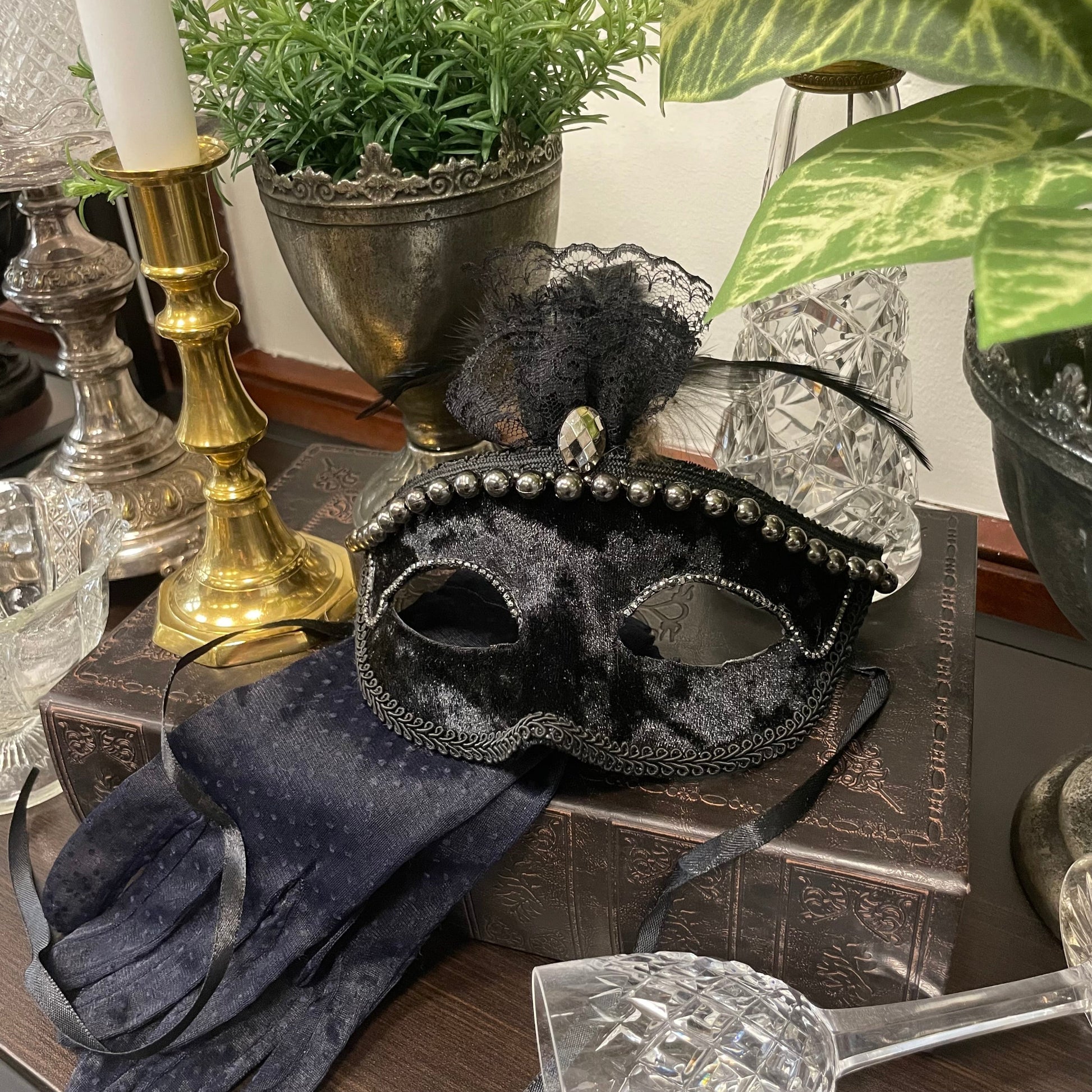Svart, dekorerad, maskeradmask i textil från A lot Decoration.