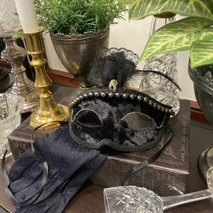 Svart, dekorerad, maskeradmask i textil från A lot Decoration.