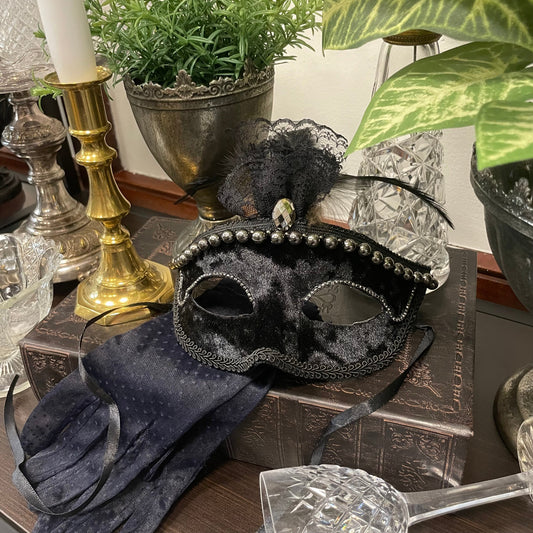 Svart, dekorerad, maskeradmask i textil från A lot Decoration.