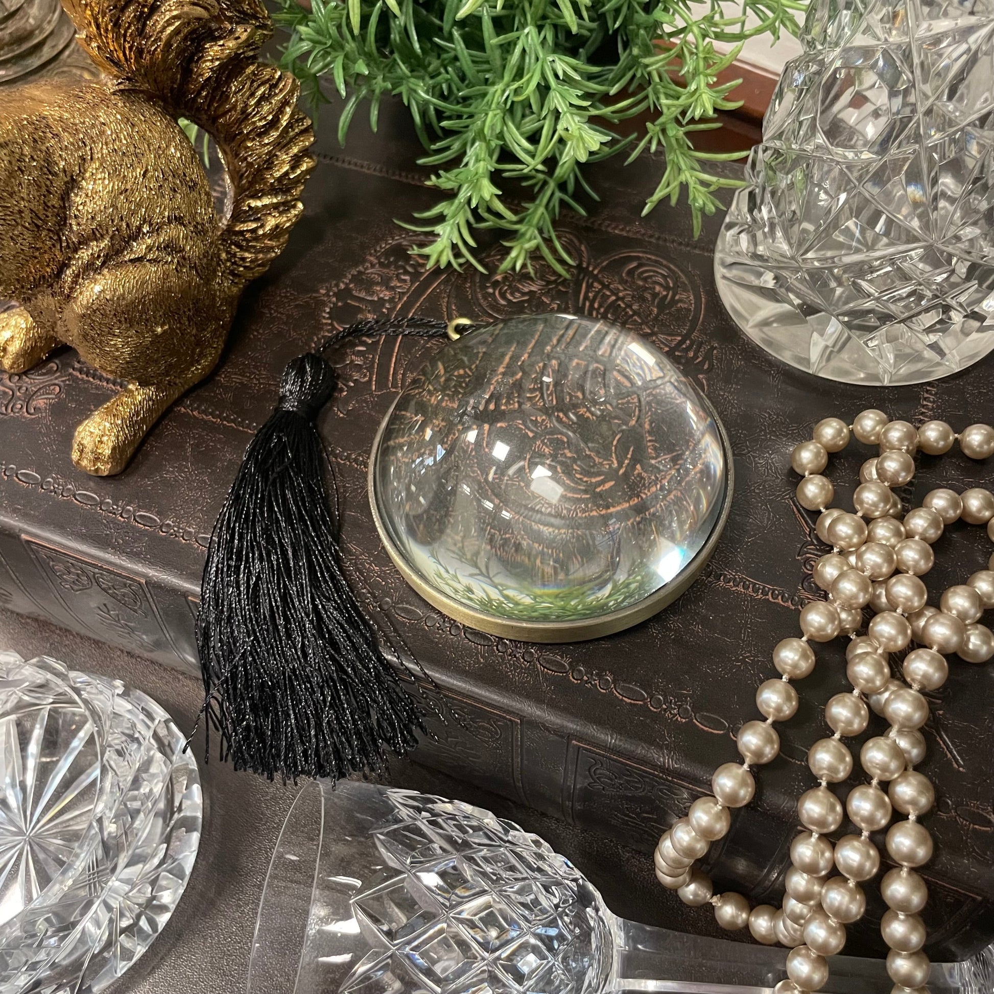 Pappersvikt i glas med svart tassel från Filipiniana.