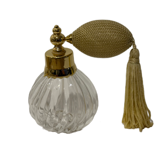 Parfymflaska i vridet glas med guldfärgad tassel samt pump med textilöverdrag från Lisbeth Dahl.