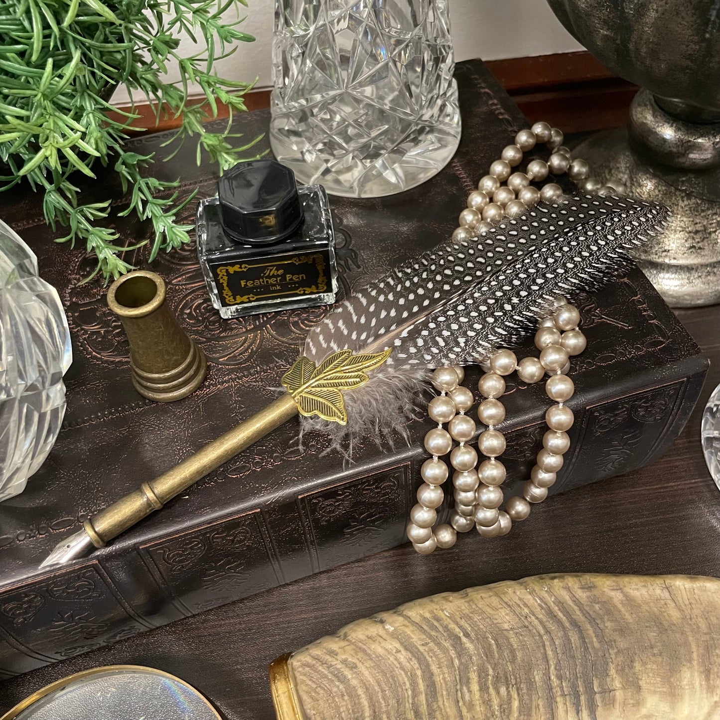 Old apotechary pennset med fjäderpenna, pennhållare, bläck och sex stycken stift i presentask från Filipiniana.