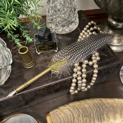 Old apotechary pennset med fjäderpenna, pennhållare, bläck och sex stycken stift i presentask från Filipiniana.