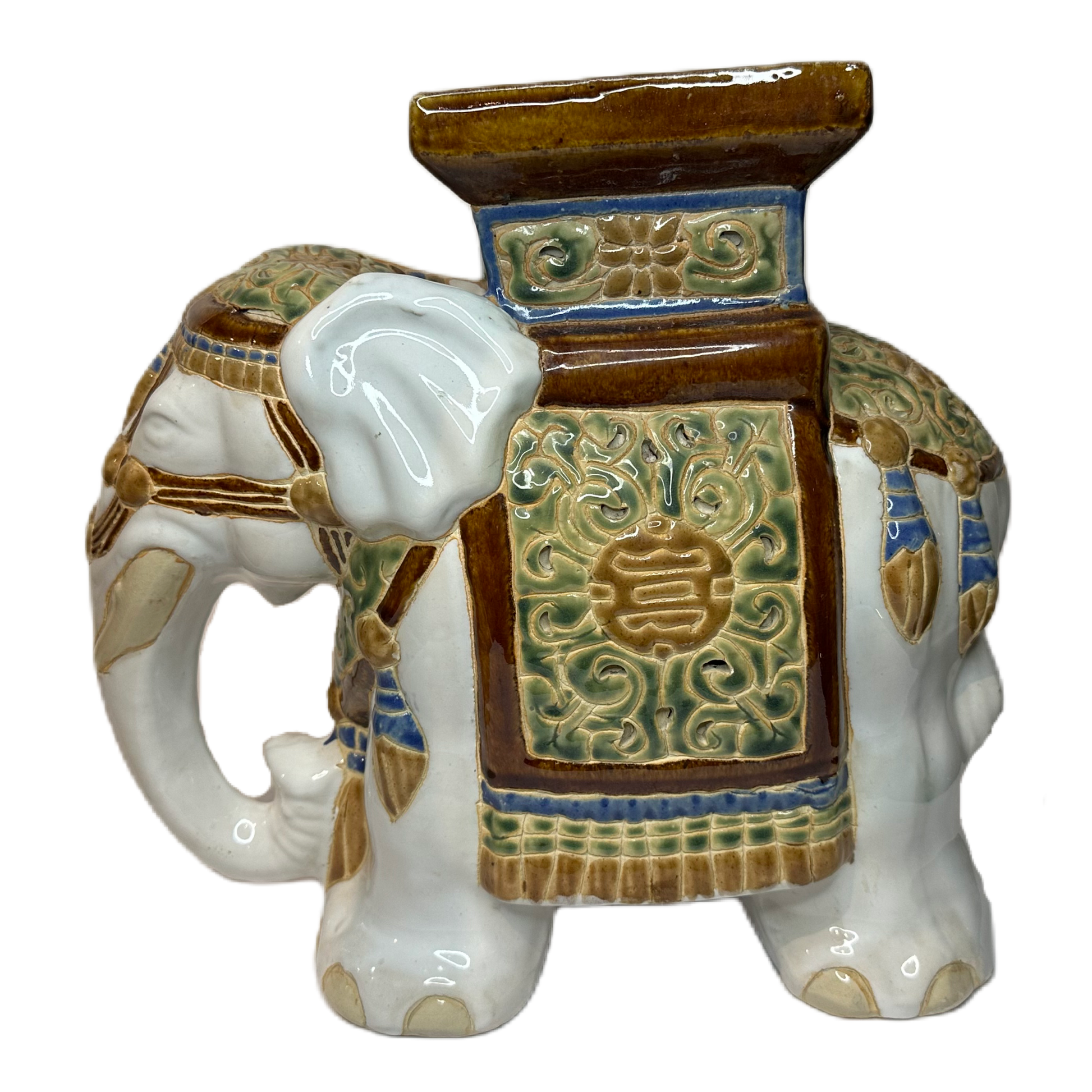 Piedestal i keramik föreställande en utsmyckad elefant.