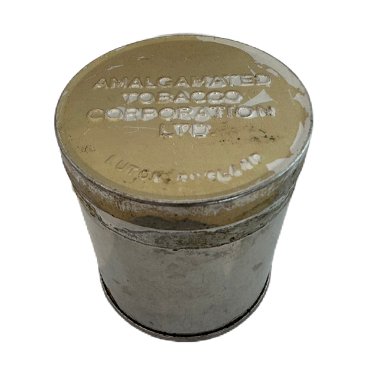 Silverfärgat plåtburk märkt Amalgamated Tobacco Corporation ltd. Luton England.