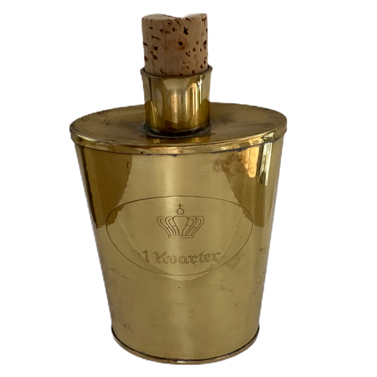 Plunta i mässing med kork, dekorerad med en krona och 1 Kvarter.