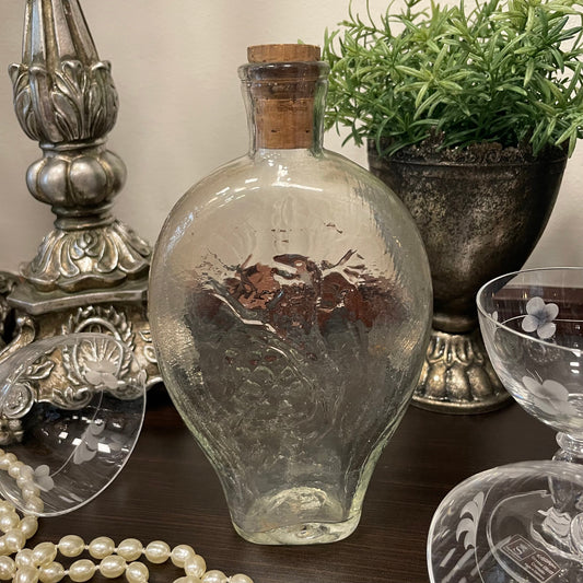 Plunta med mönster av druvklase och Norges riksvapen i glas med kork.