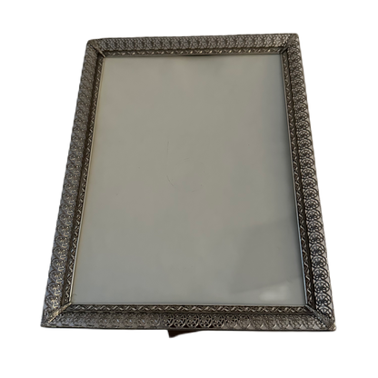 Fotoram med mönstrad, silverfärgad ram i metall från Jyden.