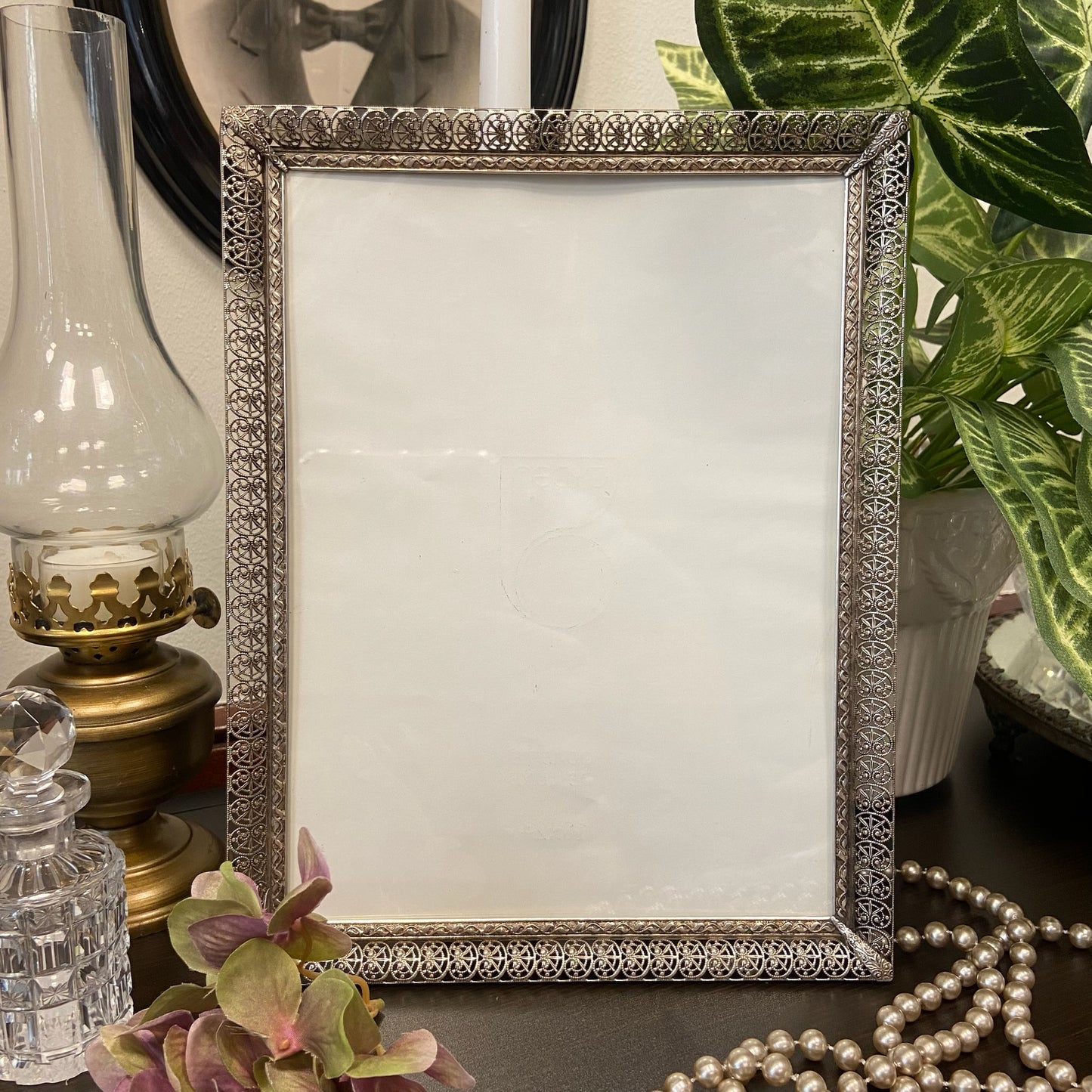 Fotoram med mönstrad, silverfärgad ram i metall från Jyden.