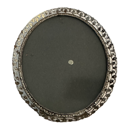 Oval, silverfärgad fotoram från Wilkensons ramfabrik i Göteborg.