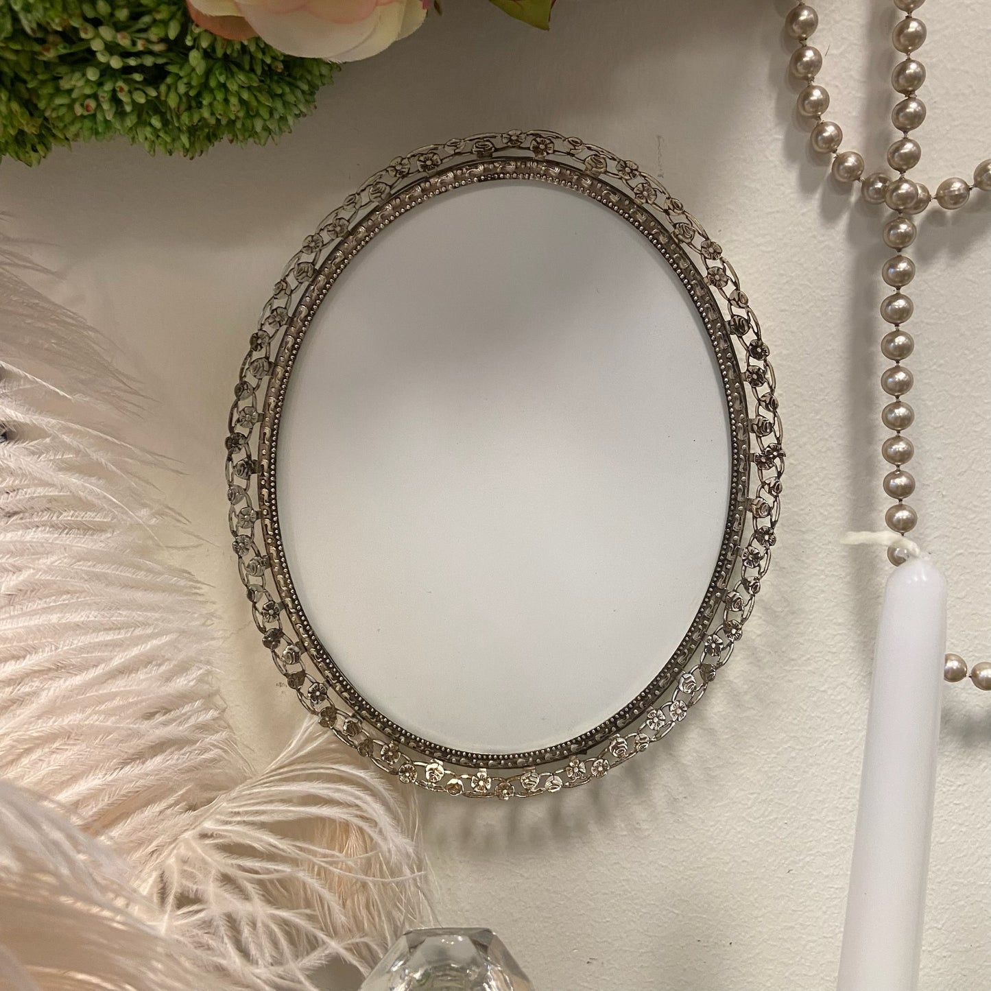 Oval, silverfärgad fotoram från Wilkensons ramfabrik i Göteborg.