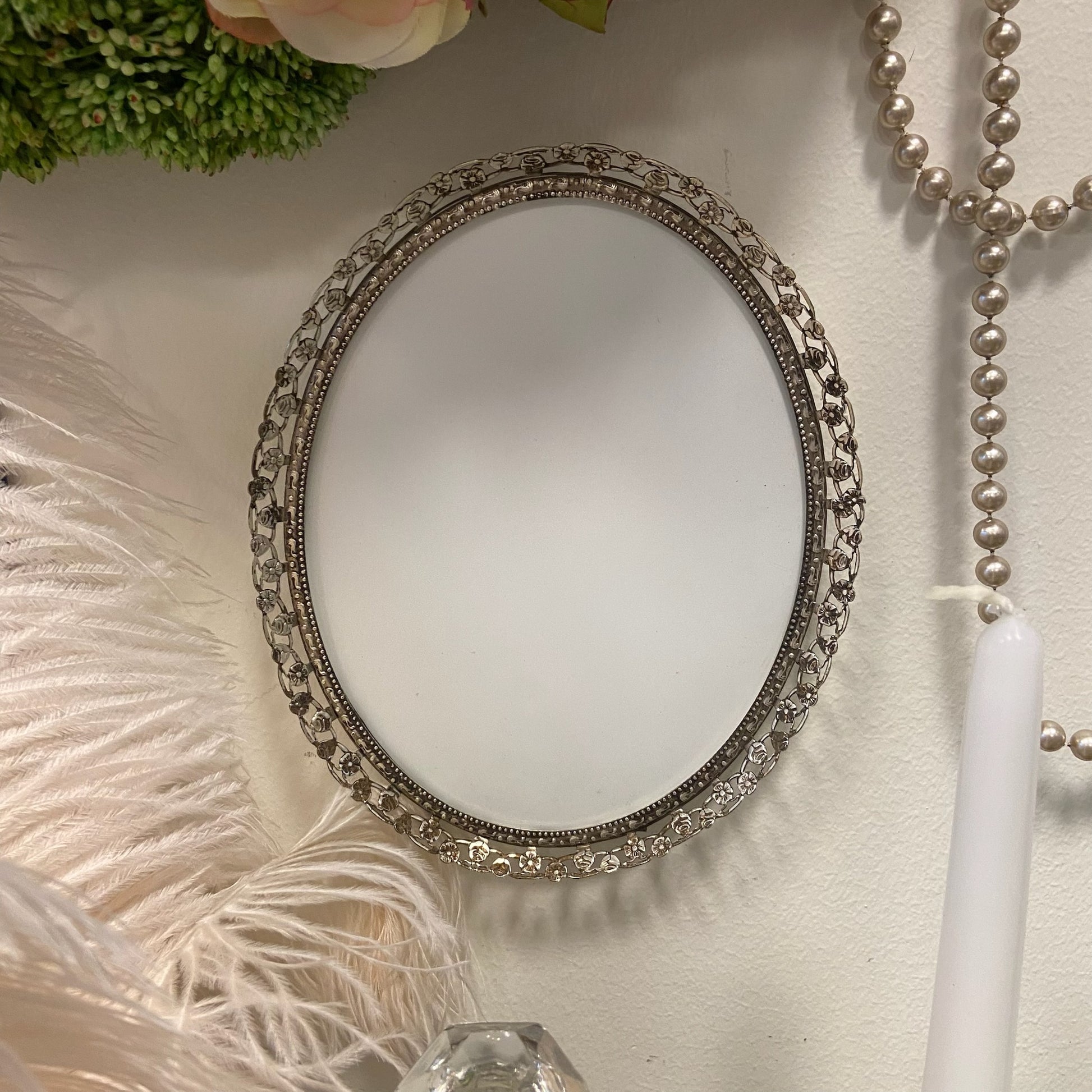 Oval, silverfärgad fotoram från Wilkensons ramfabrik i Göteborg.