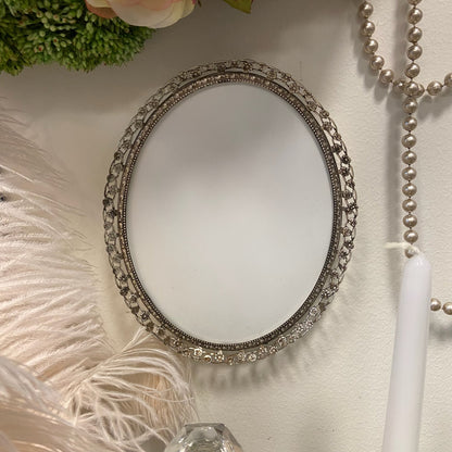 Oval, silverfärgad fotoram från Wilkensons ramfabrik i Göteborg.