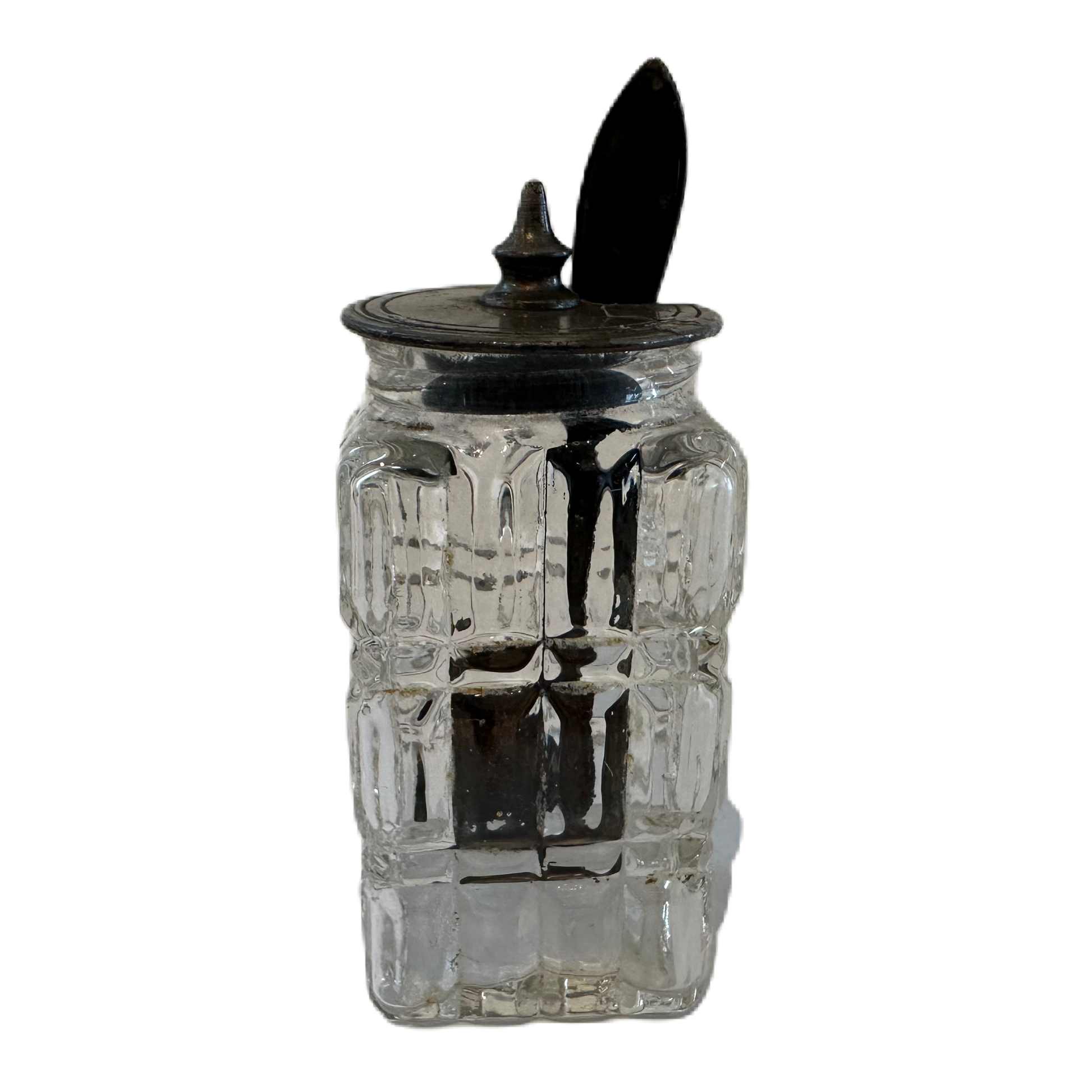 Saltkar i glas med slipad dekor och metallock samt sked.