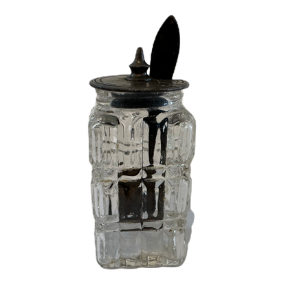 Saltkar i glas med slipad dekor och metallock samt sked.