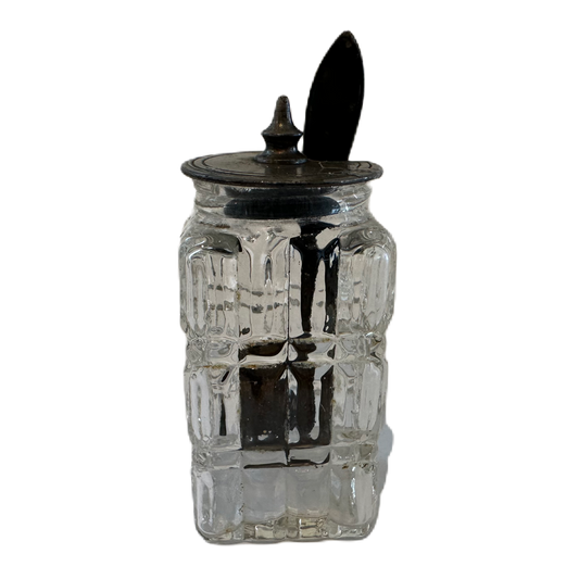 Saltkar i glas med slipad dekor och metallock samt sked.