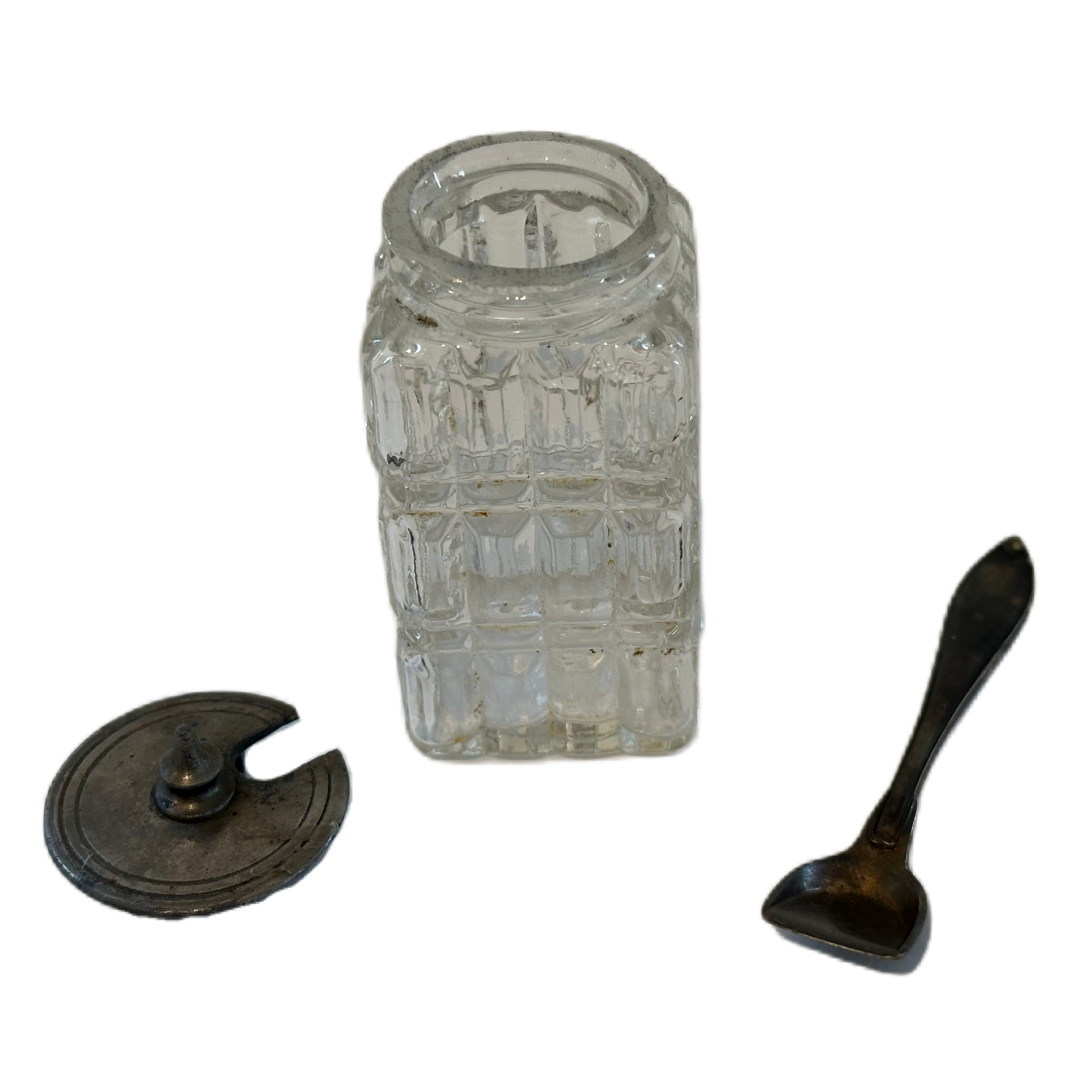 Saltkar i glas med slipad dekor och metallock samt sked.