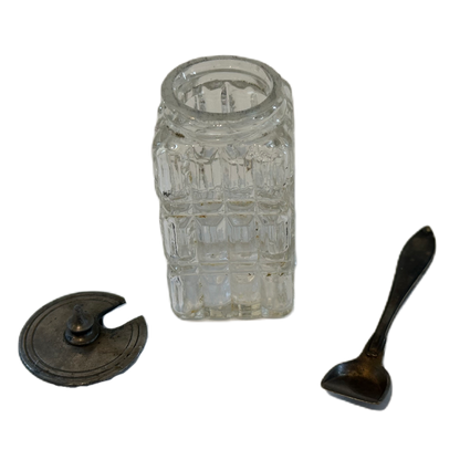 Saltkar i glas med slipad dekor och metallock samt sked.