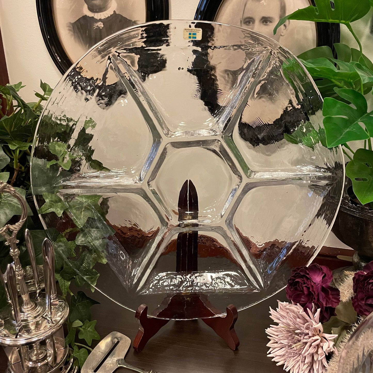 Ett runt serveringsfat i glas från Lindshammar glasbruk.