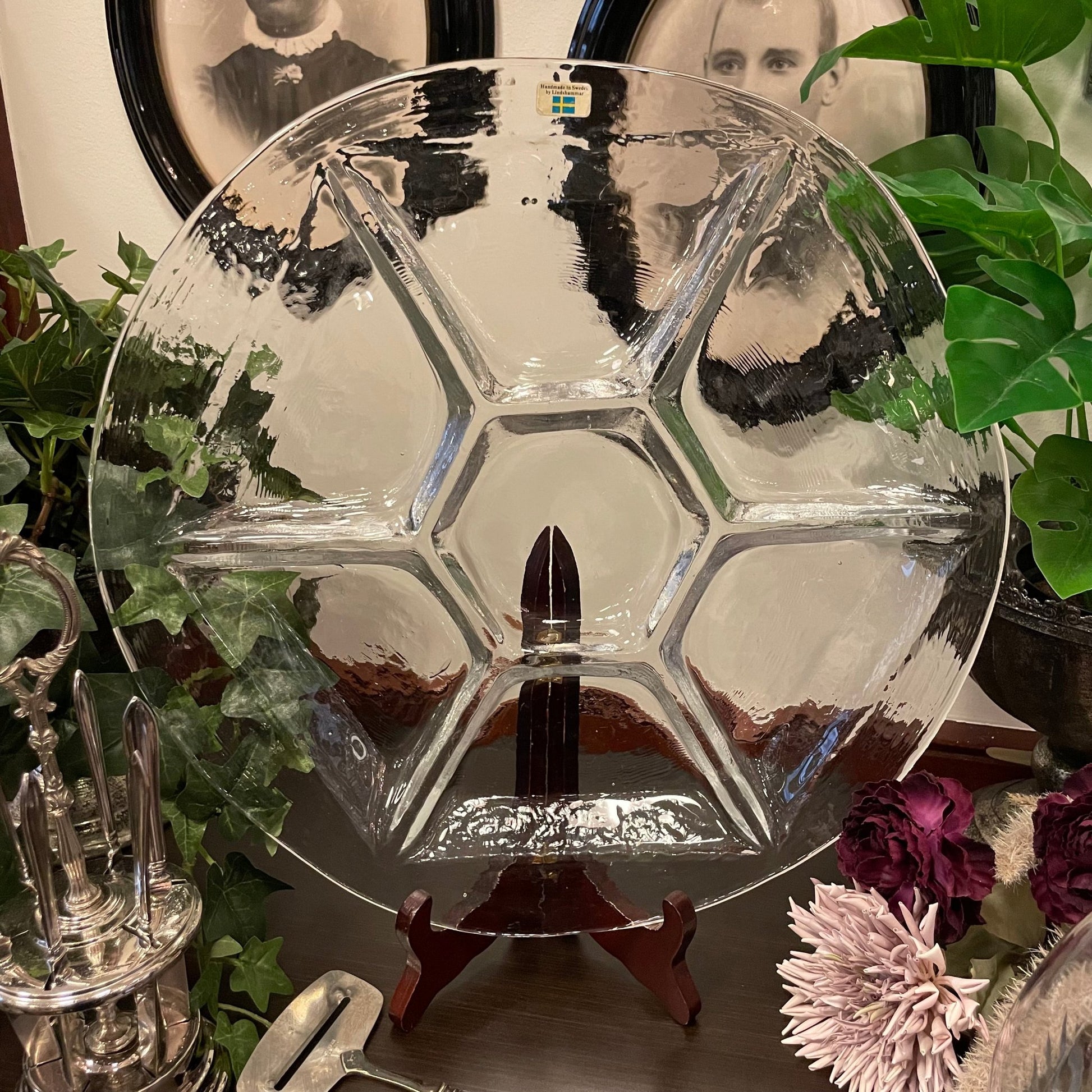 Ett runt serveringsfat i glas från Lindshammar glasbruk.