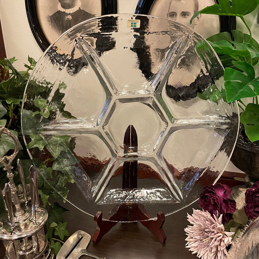 Ett runt serveringsfat i glas från Lindshammar glasbruk.