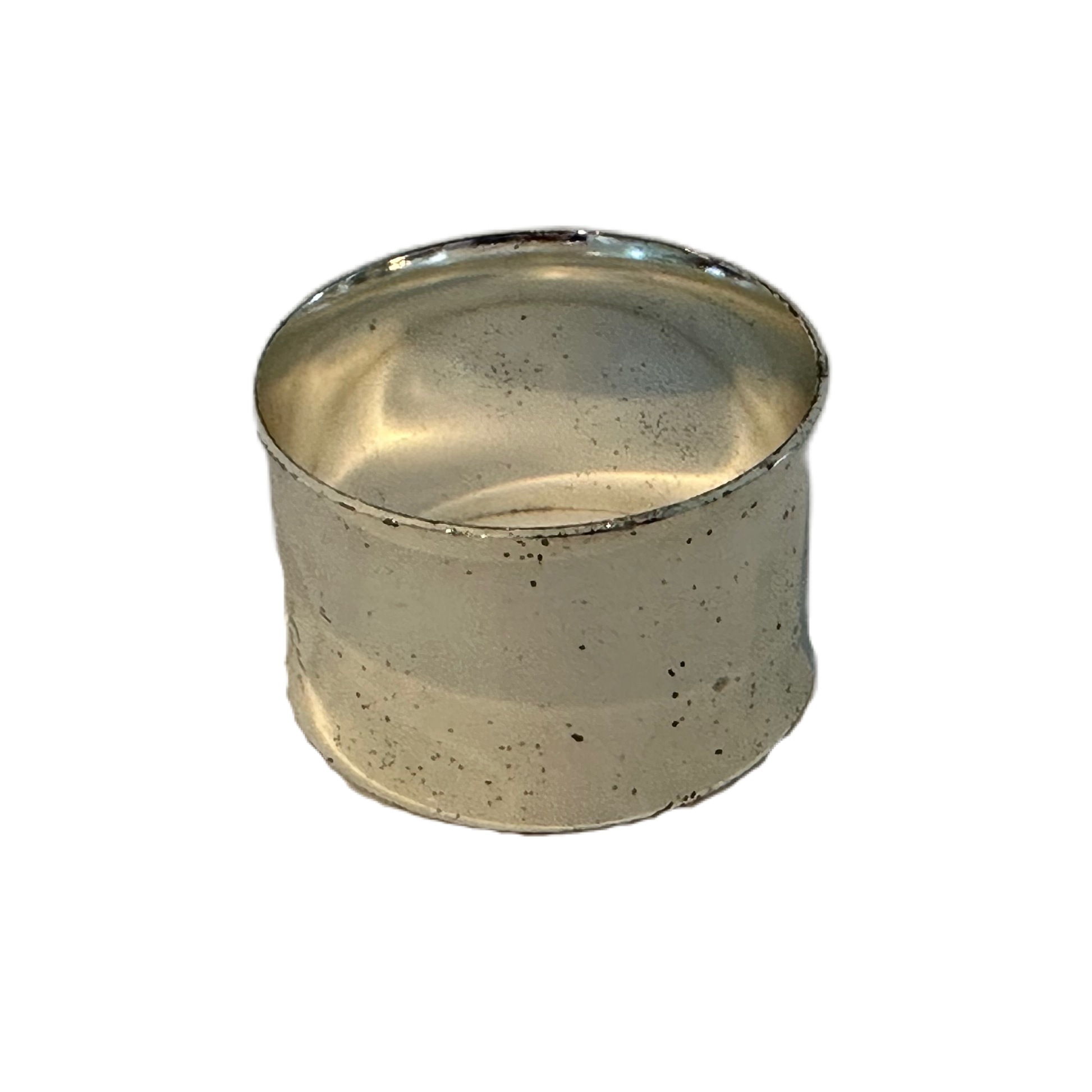 Blank, silverfärgad servettring med patina.