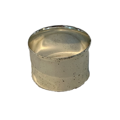 Blank, silverfärgad servettring med patina.