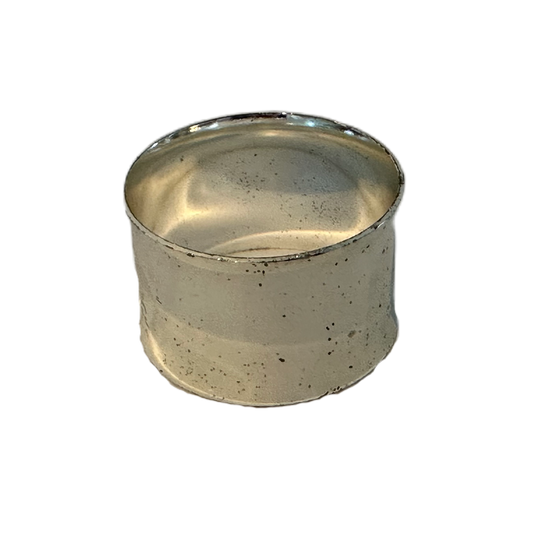 Blank, silverfärgad servettring med patina.