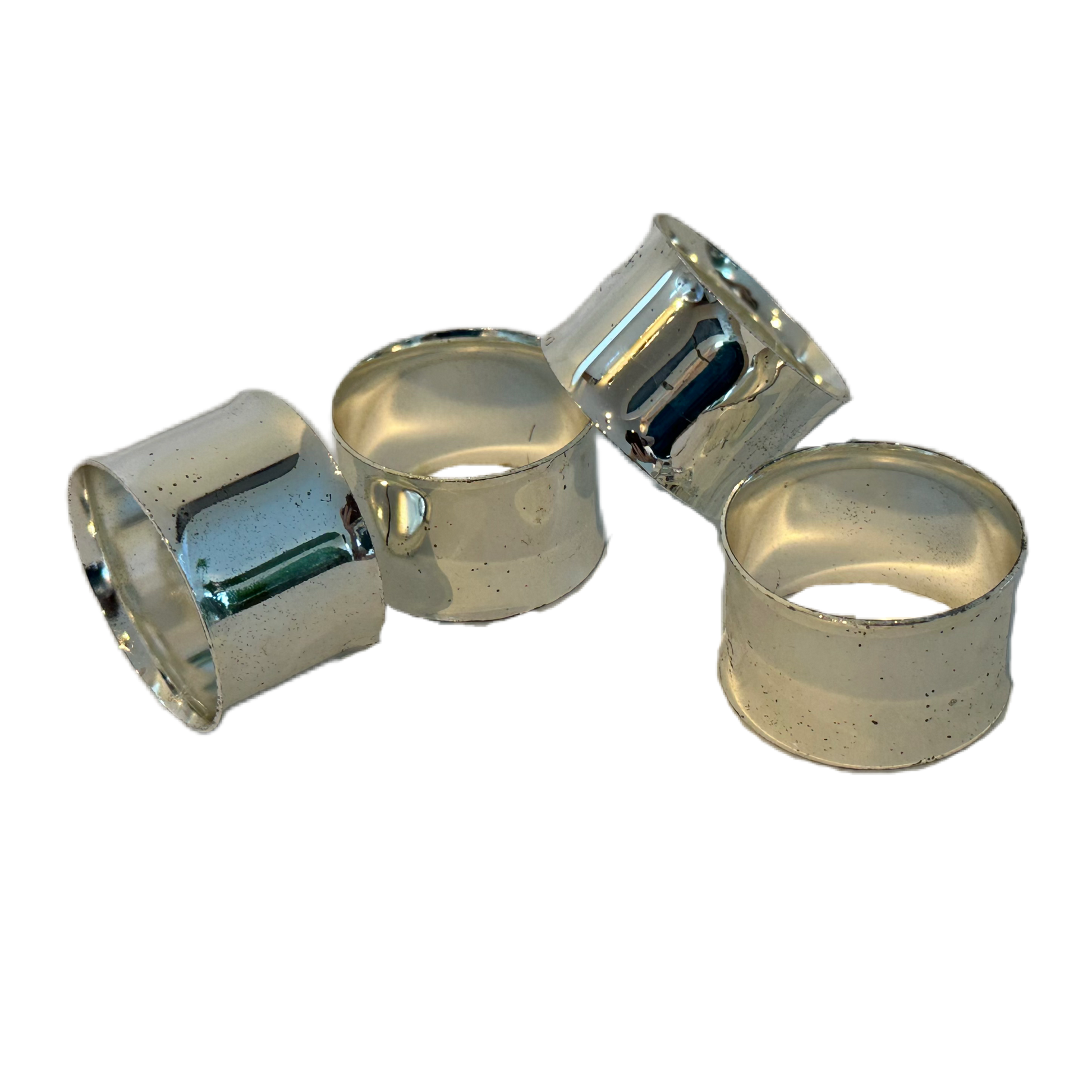 Blanka, silverfärgade servettringar med patina.