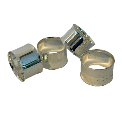 Blanka, silverfärgade servettringar med patina.