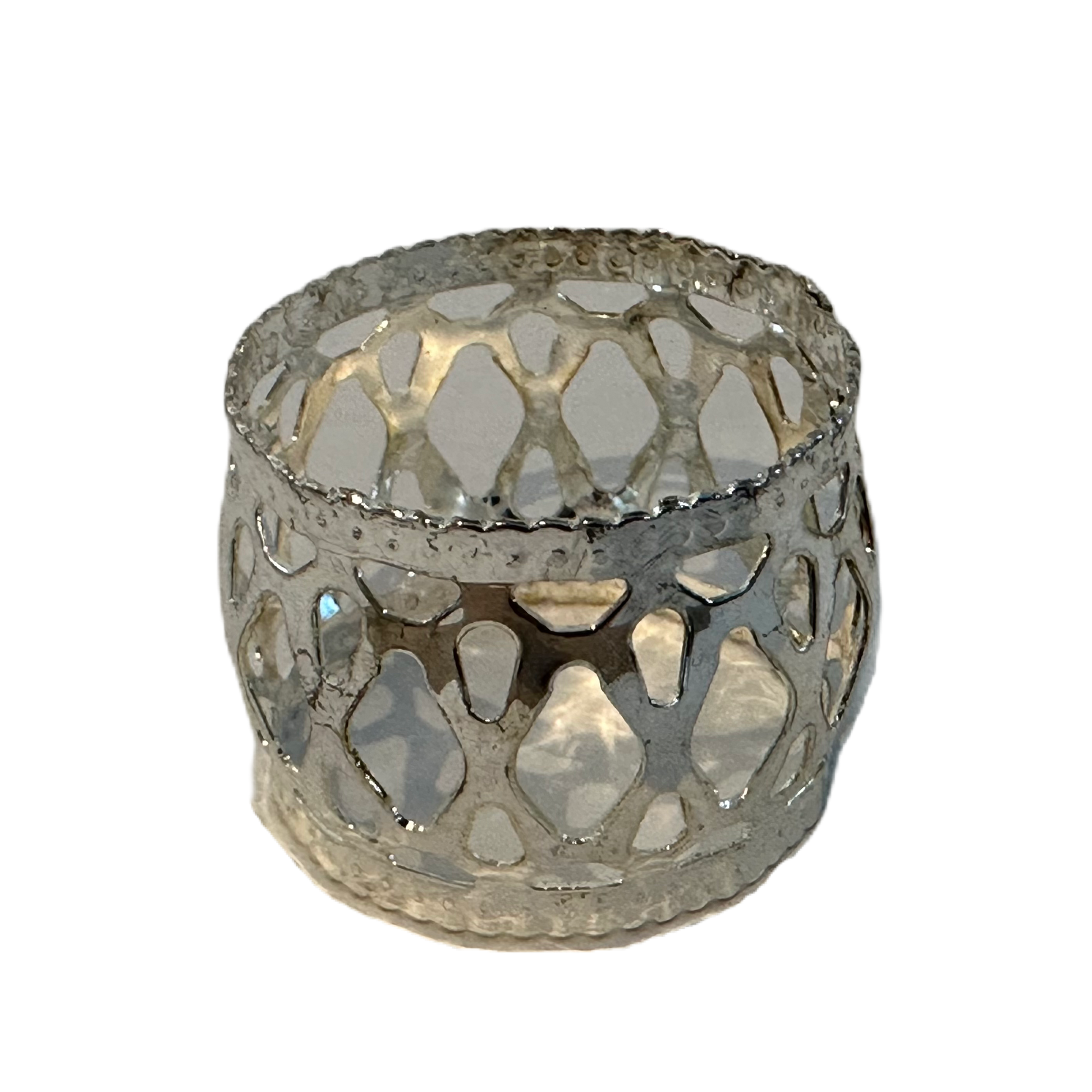 Servettring, silverfärgad med genombruten dekor.