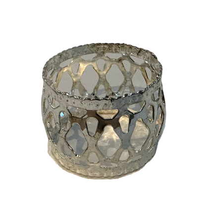 Servettring, silverfärgad med genombruten dekor.