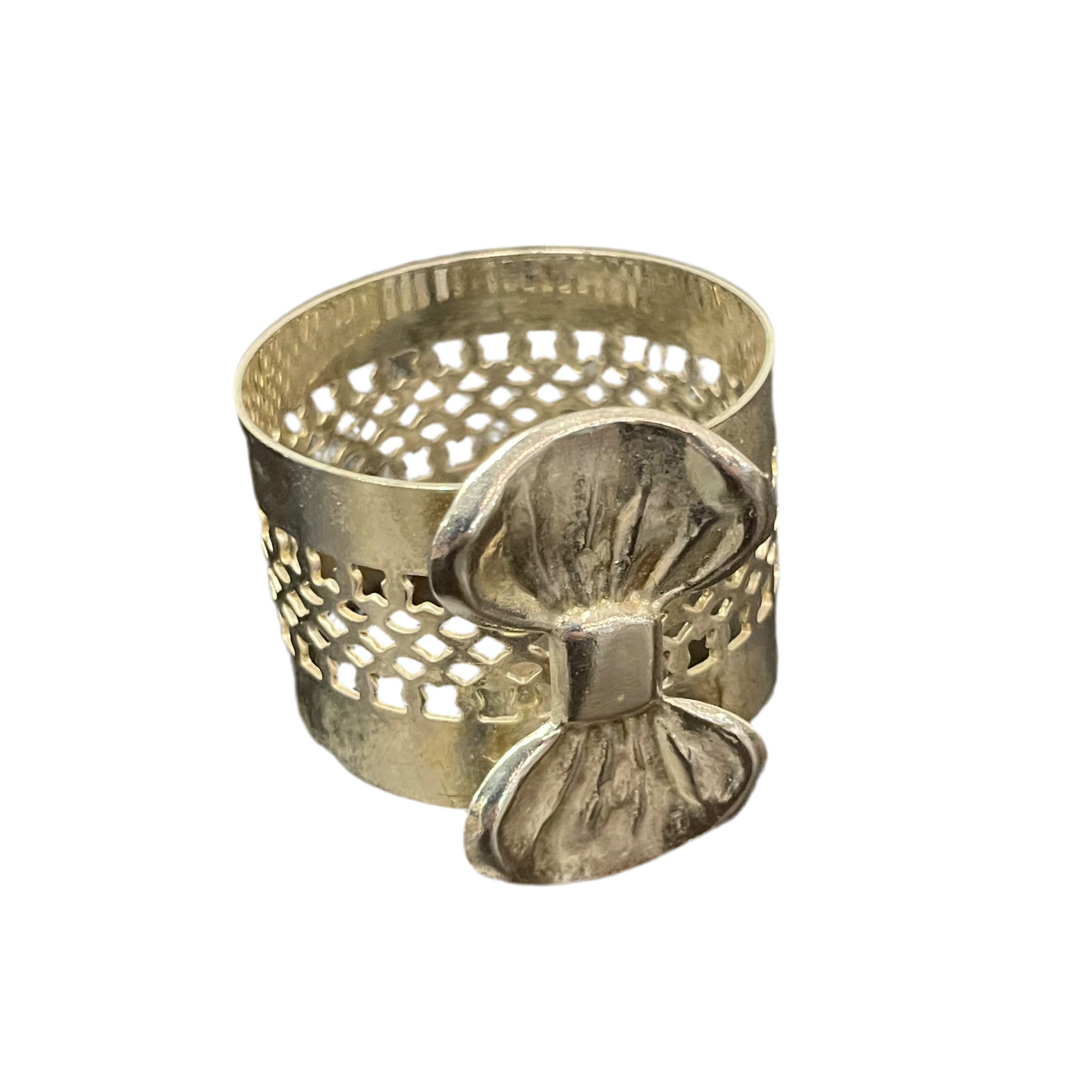 En silverfärgad servettring med rosett och genombruten dekor.