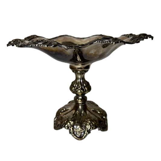 Utsmyckad skål på fot i nysilver.