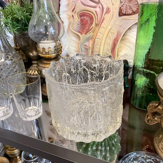 Skål med reliefmönster i glas.