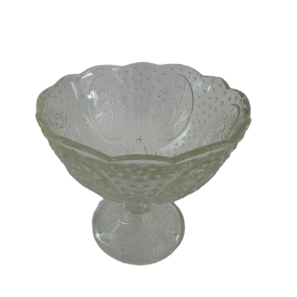 Liten mönstrad glasskål på fot.
