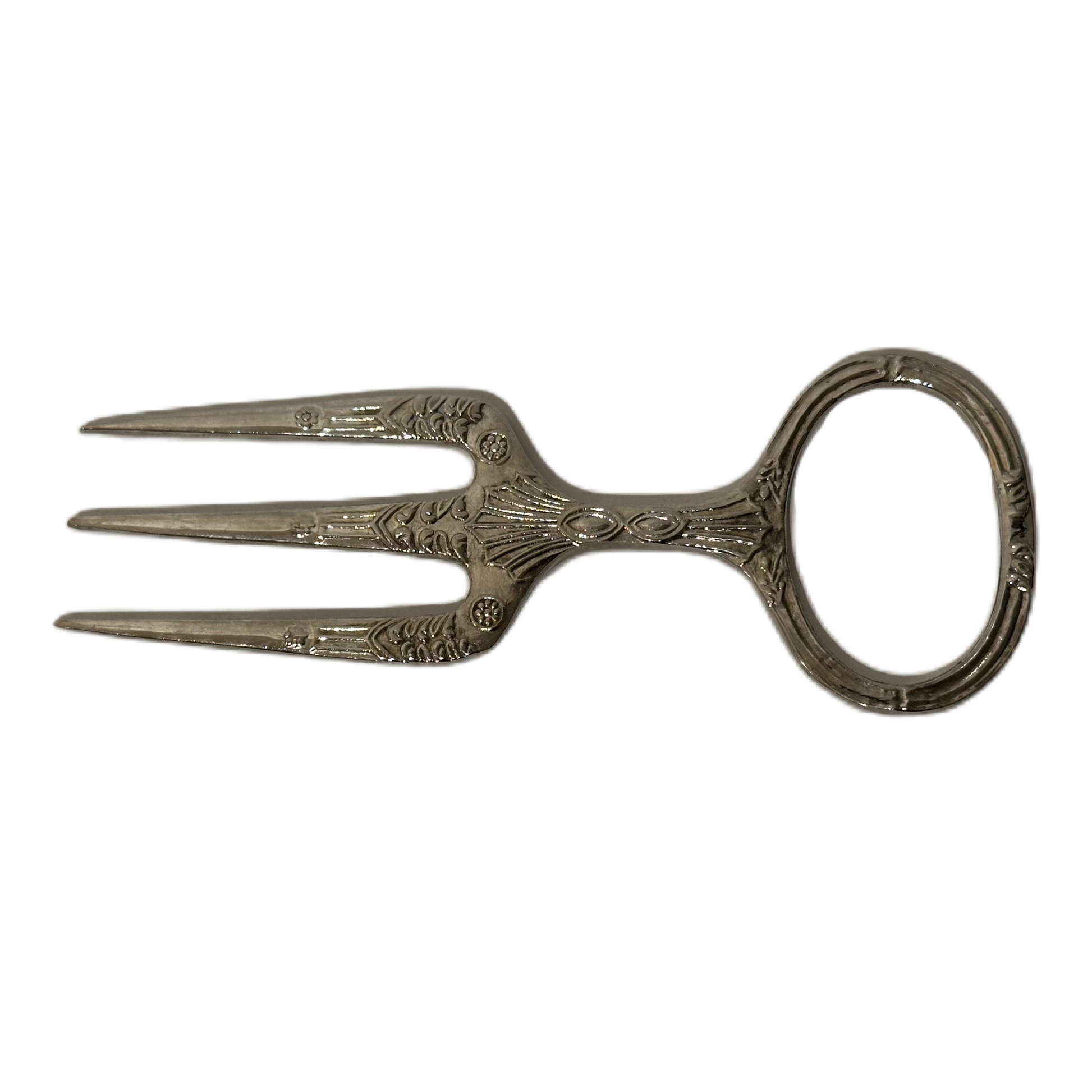 Silverfärgad skinkgaffel i metall med dekor.
