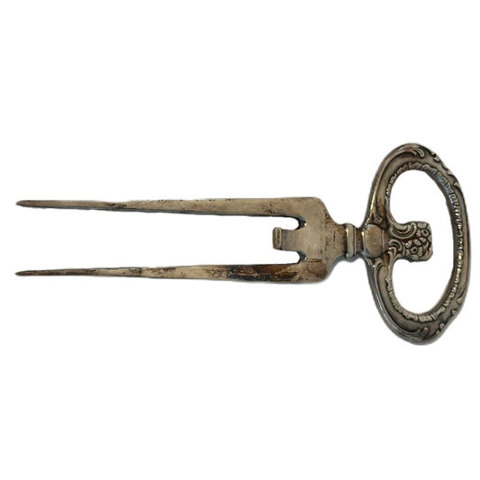 Mönstrad skinkgaffel i nysilver.