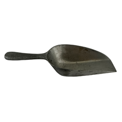 Liten skopa i metall för köket.