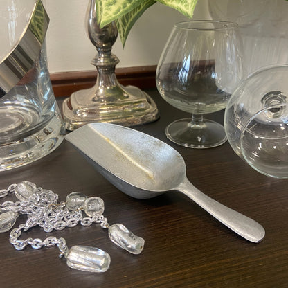 Liten skopa i metall för köket.