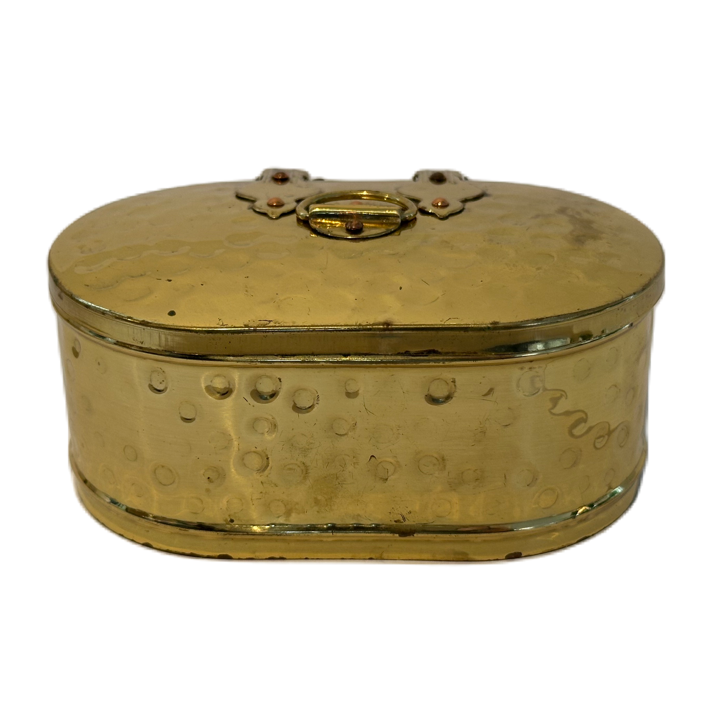 Skrin i hamrad mässing med lock och gångjärn.