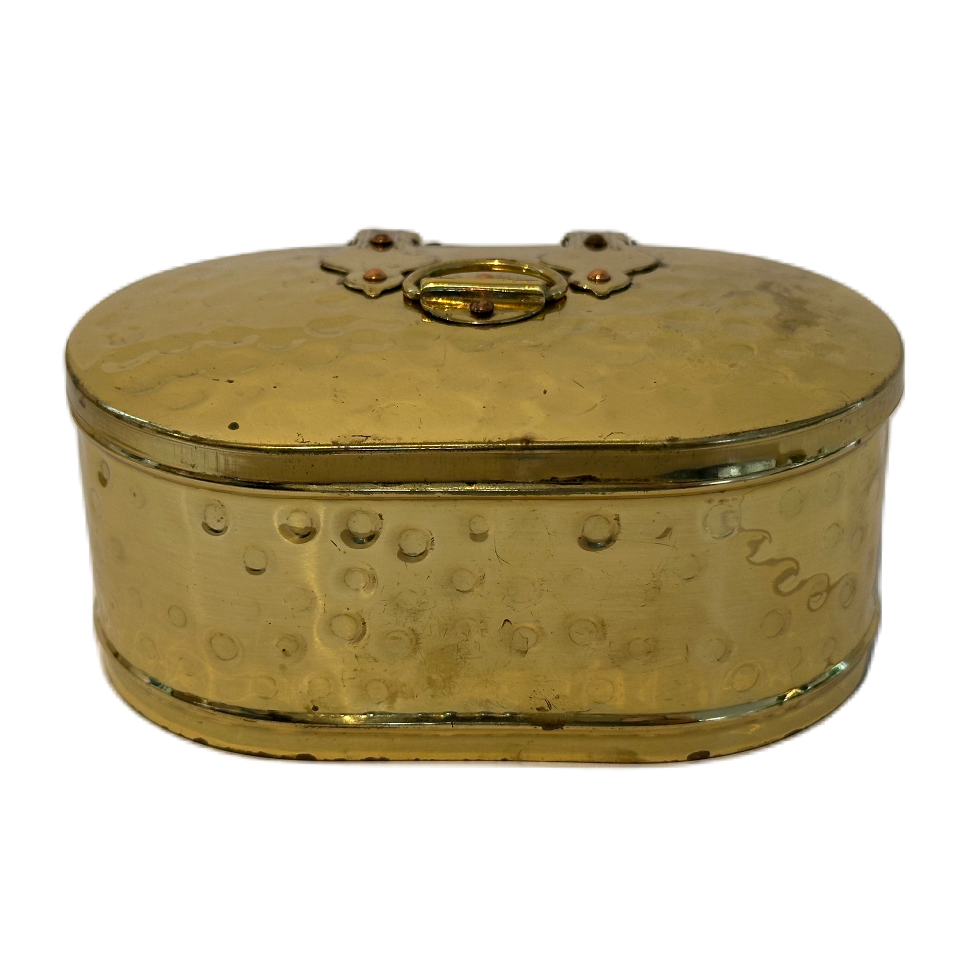 Skrin i hamrad mässing med lock och gångjärn.