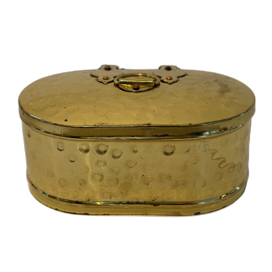 Skrin i hamrad mässing med lock och gångjärn.