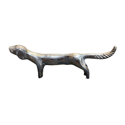 Silverfärgad smörtax, eller smörhund, i metall med patina.