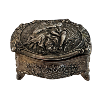 Dekorativ, silverfärgad ask med lock.