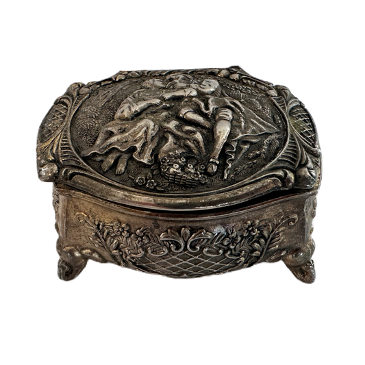 Dekorativ, silverfärgad ask med lock.