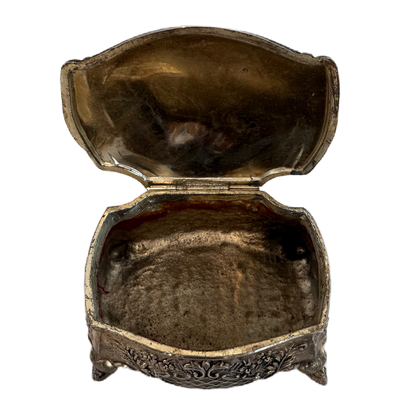 Dekorativ, silverfärgad ask med lock.