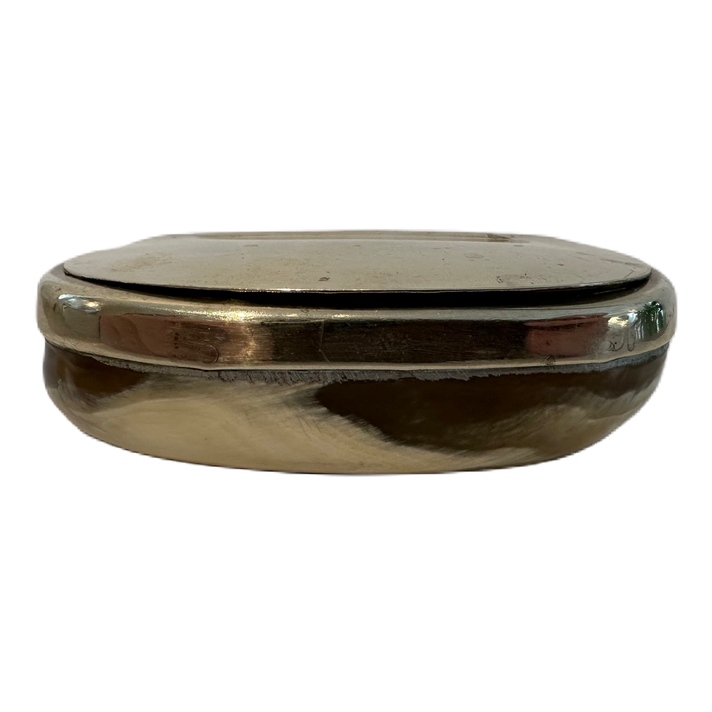Snusdosa i horn med silverfärgat lock.