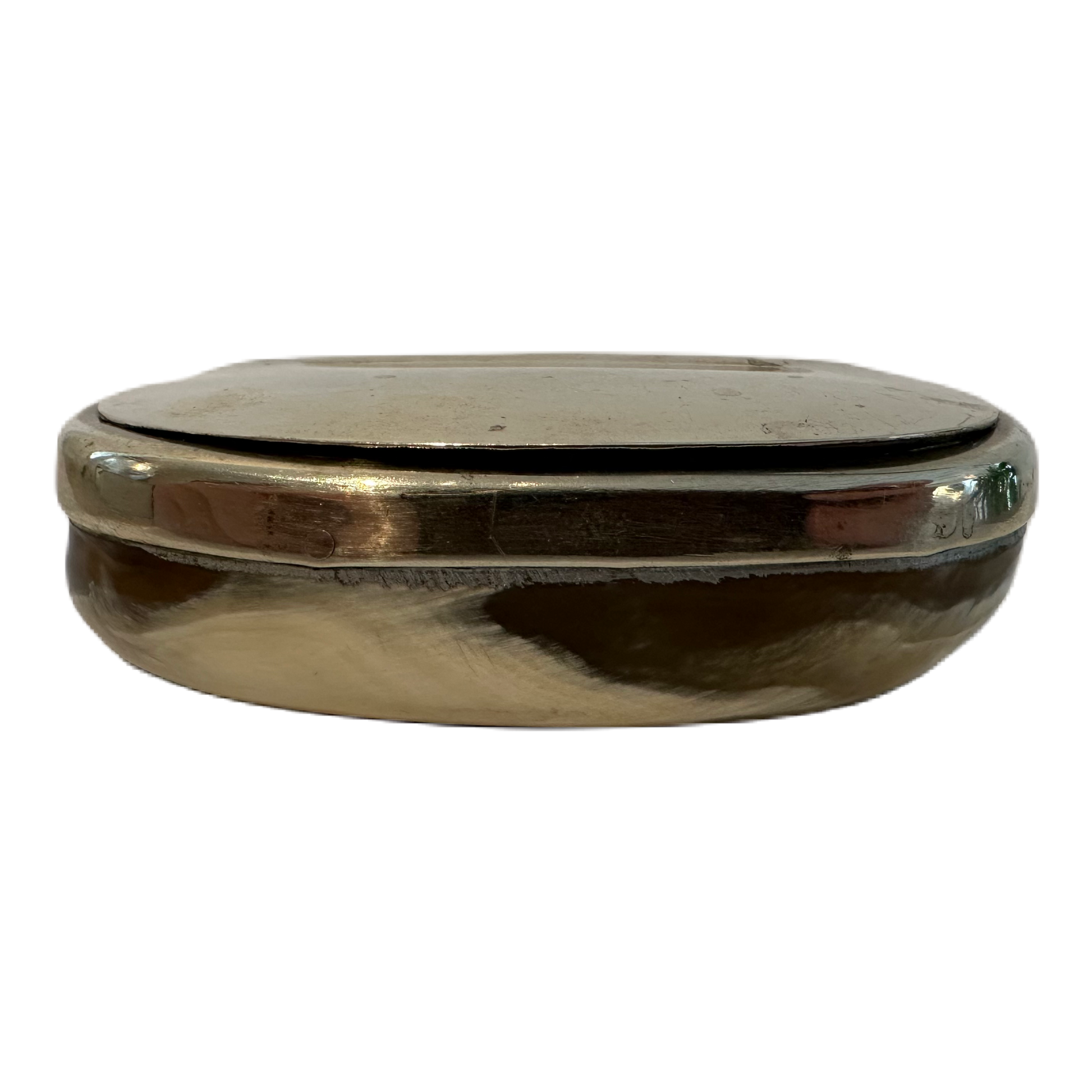 Snusdosa i horn med silverfärgat lock.